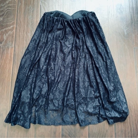 ASOS Women's Black Flowy Lace Strapless Dress | Size: 8 - Picture 5 of 8